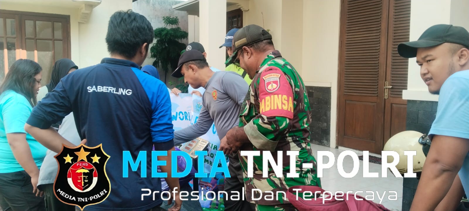 Babinsa Joyotakan dan Staf Kelurahan Kerja Bakti Bersama
