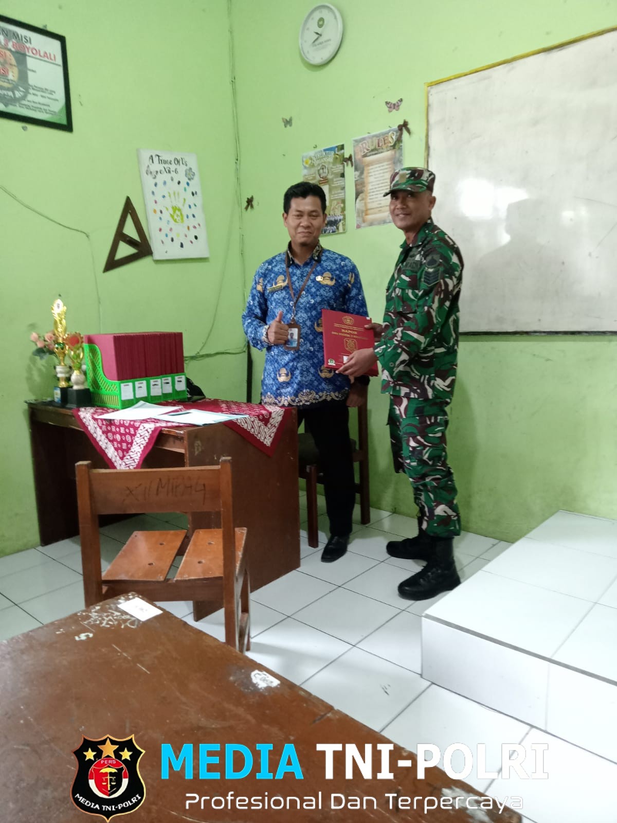 Babinsa Koramil Cepogo Dukung Gerakan GEMAR, Ayah Turun Langsung Ambil Rapor Anak