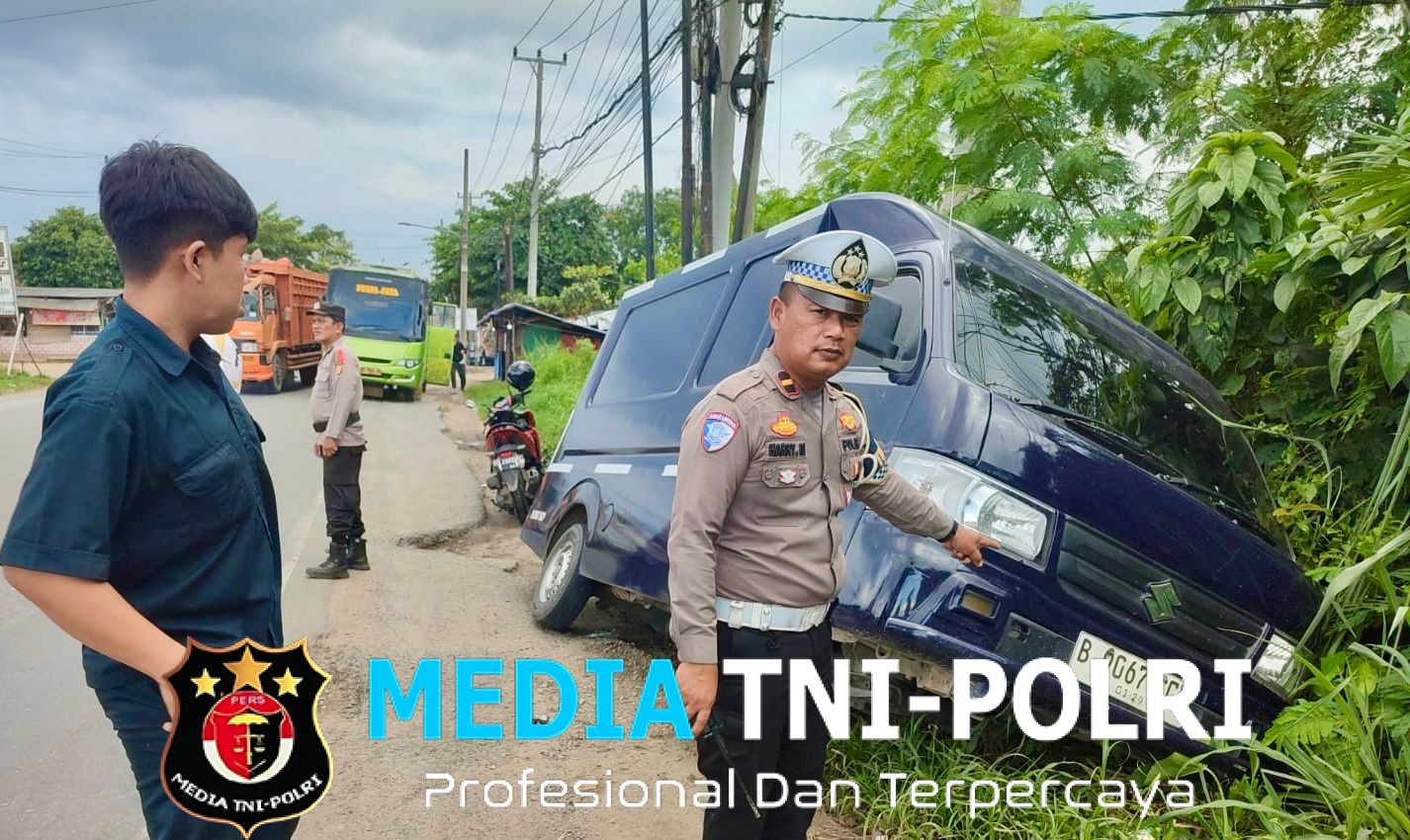 Respons Cepat Personel Pospam Ops Lilin Krakatau 2025 Simpang Terbanggi Besar Bantu Mobil Terperosok di Exit Tol