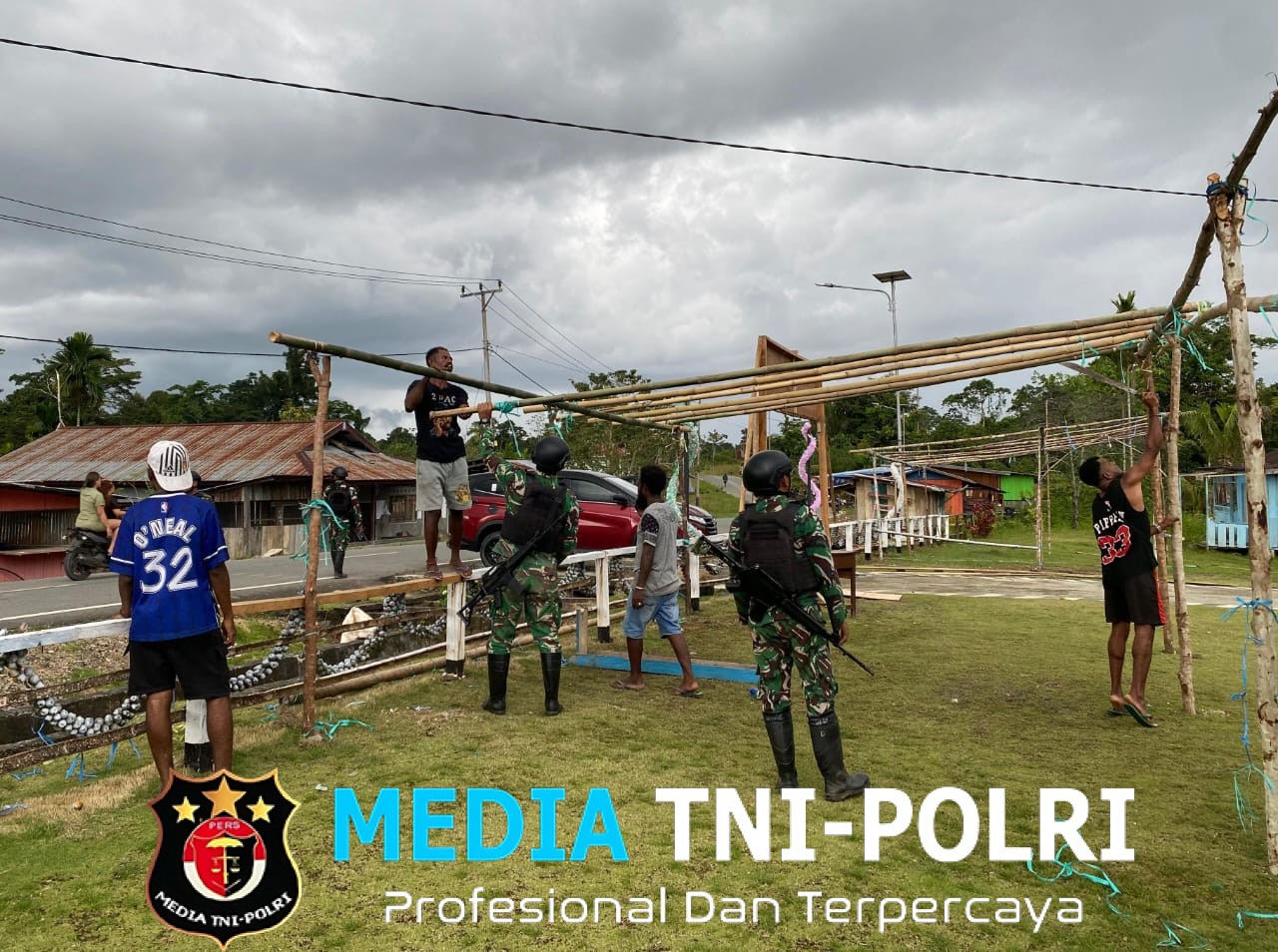 Sambut Perayaan Hari Natal, Satgas Pamtas Kewilayahan RI-PNG Yonif 410/Alugoro Bersama Masyarakat Laksanakan Gotong Royong