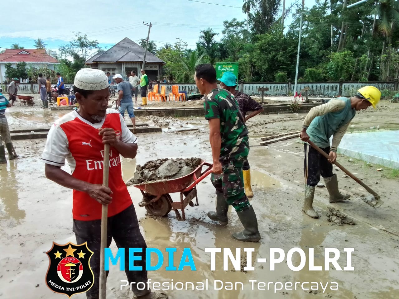 TNI dan Warga Bahu-membahu Bersihkan Masjid Matang Jeulikat Pasca Banjir