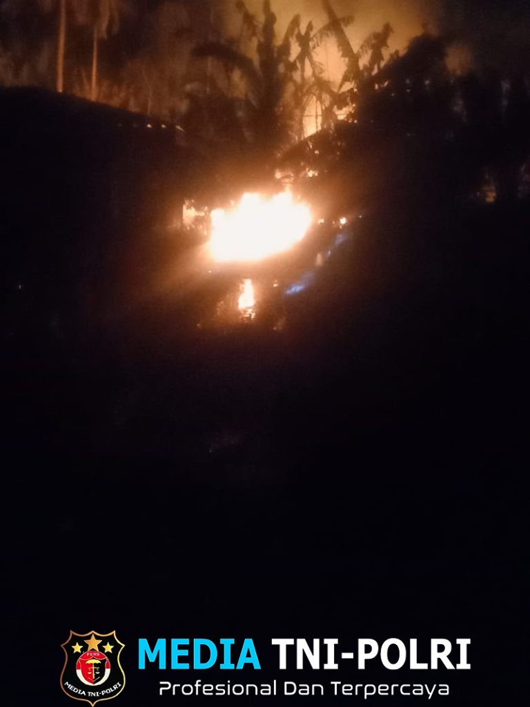 Dapur Penyulingan Minyak Ilegal Di Pantai Cermin Tanjung Pura Terbakar