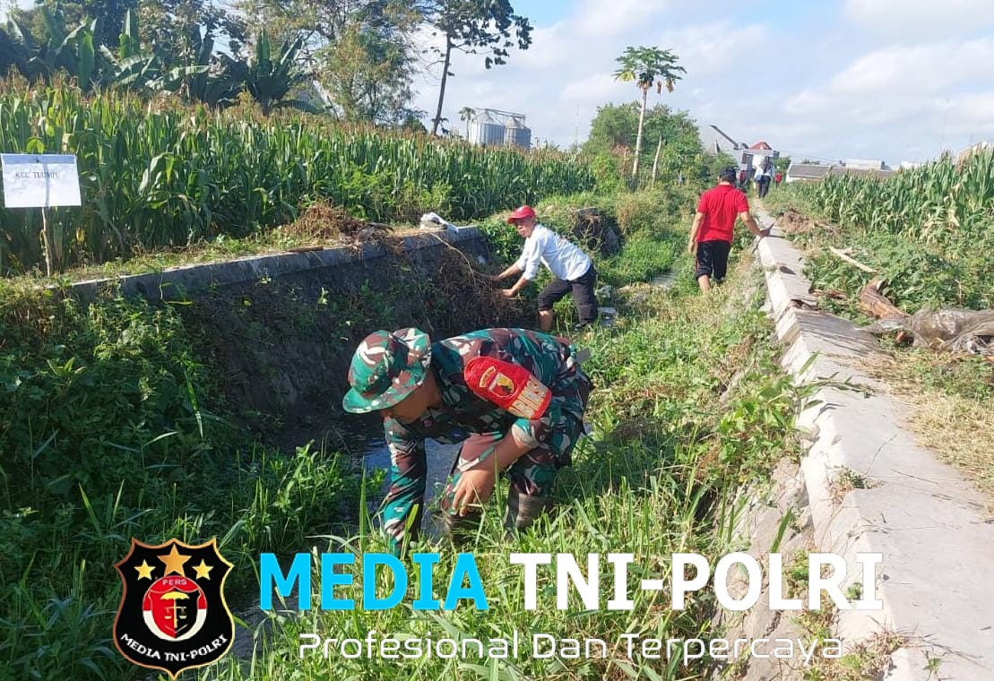 Babinsa Kelurahan Turi Bersama Warga Laksanakan Kerja Bakti Pembersihan Saluran Air