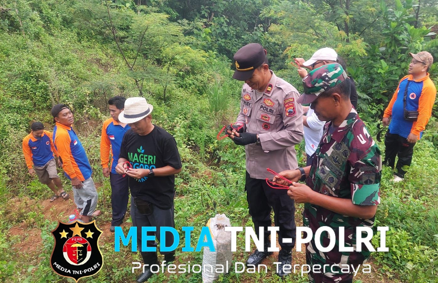 TNI Bersama Warga Tanam Bibit Pohon Di Bukit Dusun Gayam