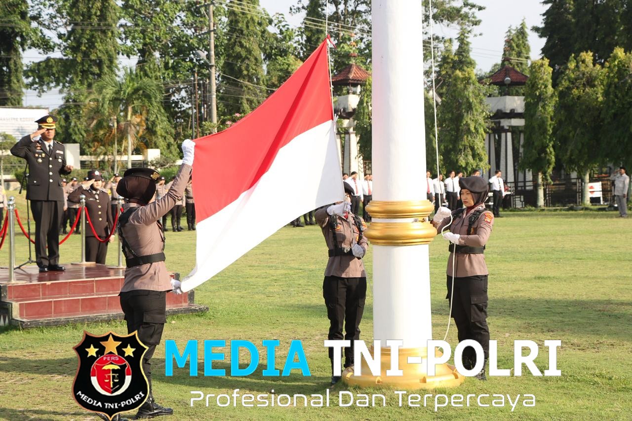 Hari Ibu ke-97, Kapolres Lampung Utara Inspektur Upacara dan Seluruh perangkat Upacara Dari Polwan Polres Lampung Utara Juga ASN