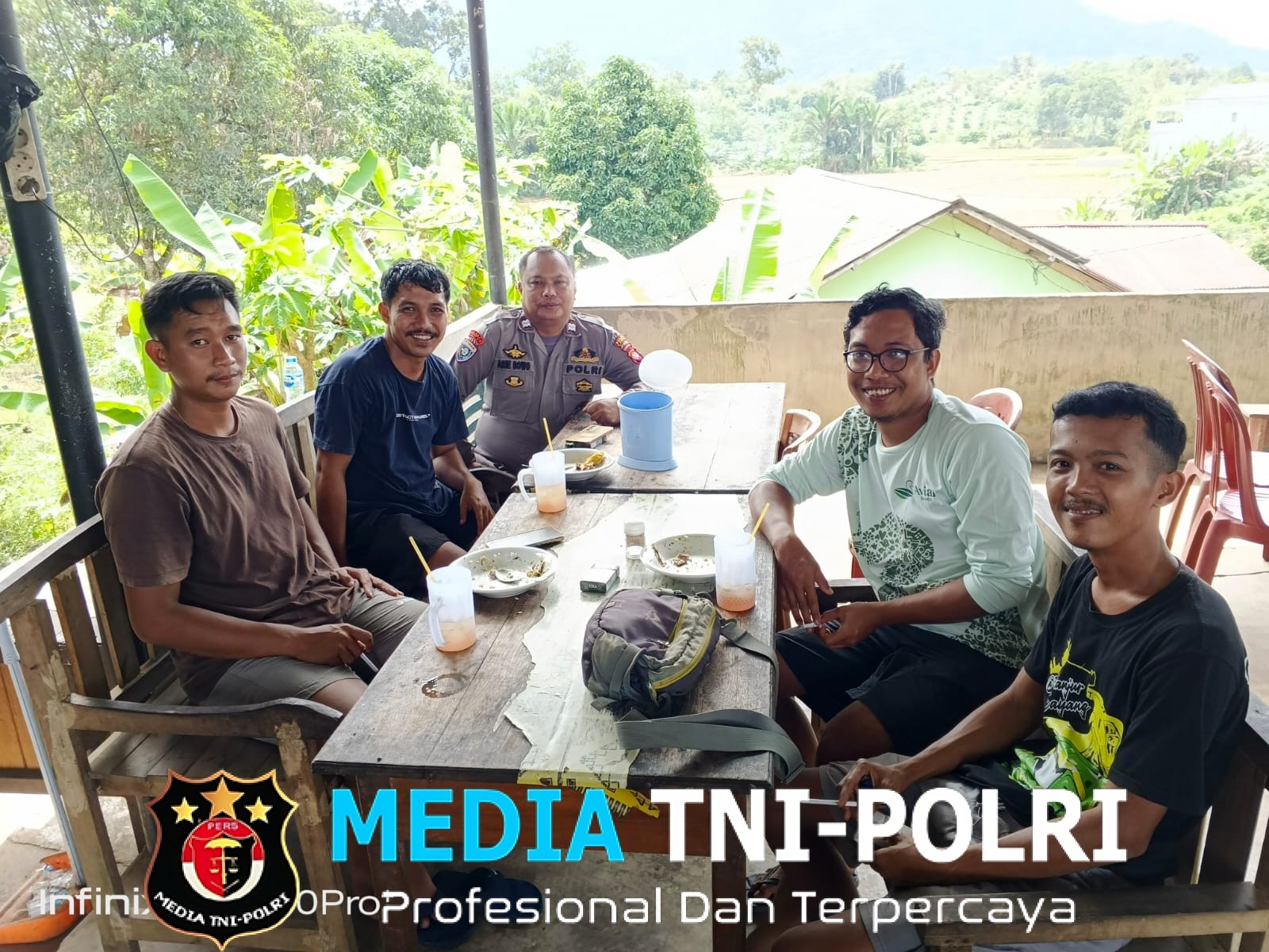 Polisi Temui Warga Saat Patroli Siang, Sampaikan Himbauan dengan Senyum dan Kebersamaan