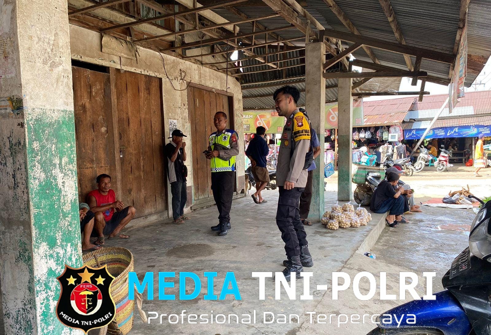 Personel Polsek Mempawah Hulu Sambangi Warga di Pusat Keramaian, Sampaikan Pesan Kamtibmas Selama Pengamanan Nataru