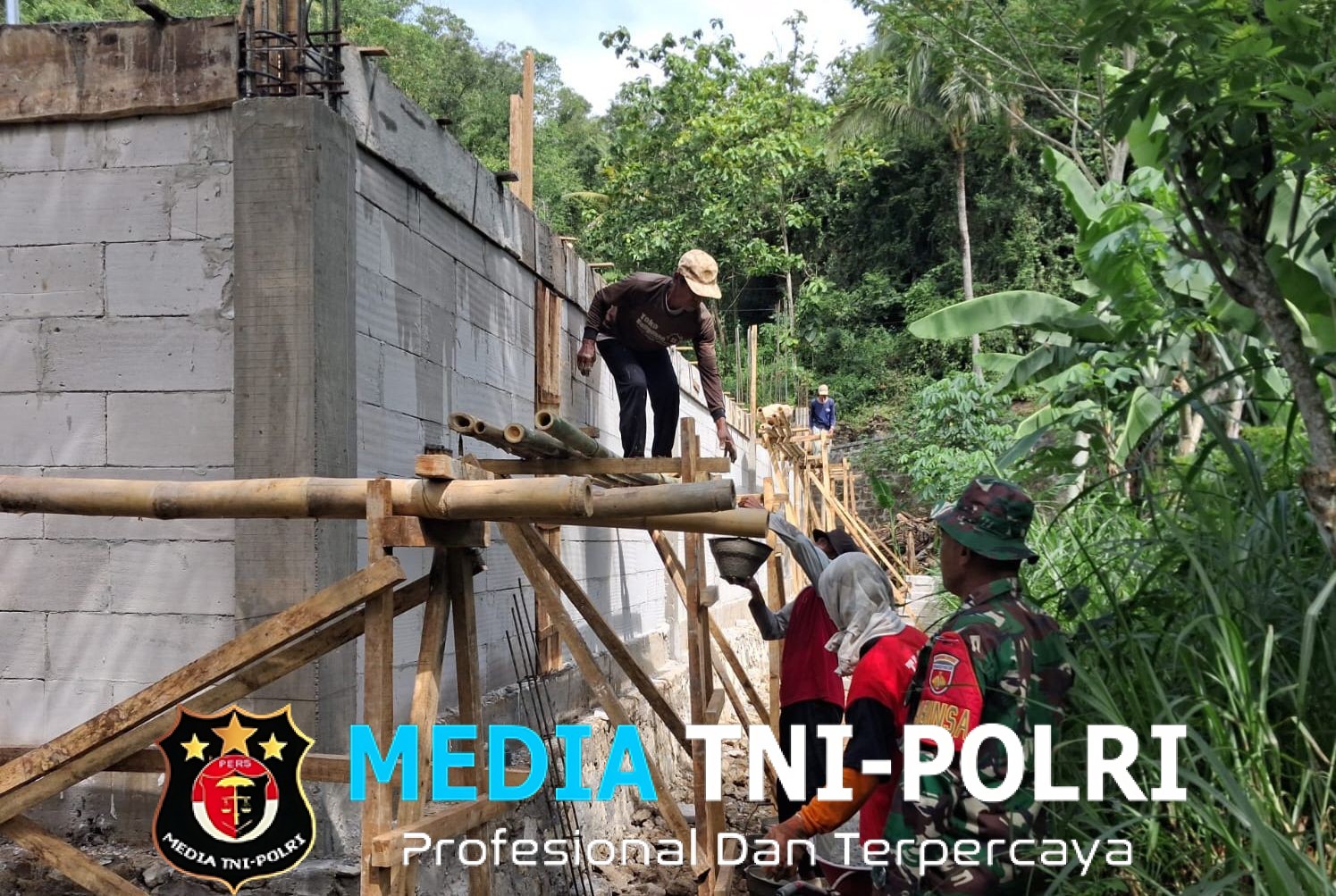 Kemanungnggalan TNI Dan Warga Pada Pembangunan KDKMP Perkuat Perekonomian Lokal