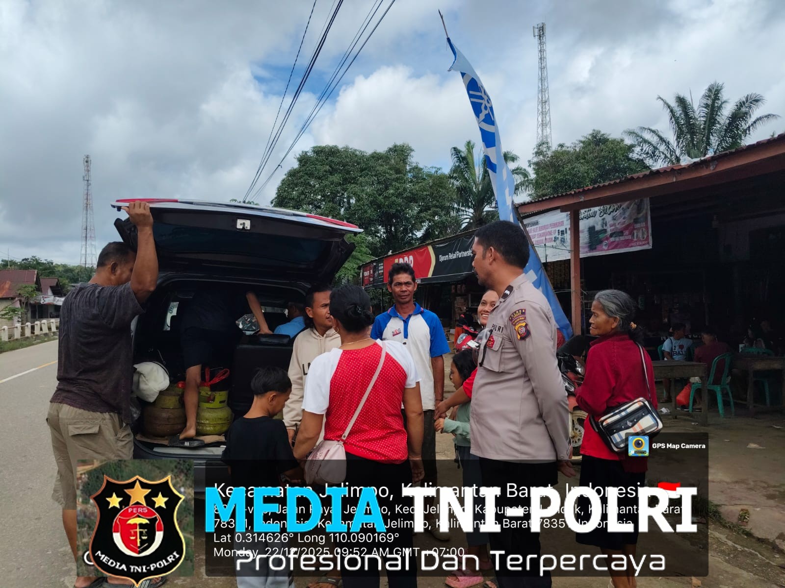 Personil Polsubsektor Jelimpo Lakukan Patroli Menjelang Hari Raya Natal Untuk Pastikan Situasi Kamtibmas yang Kondusif