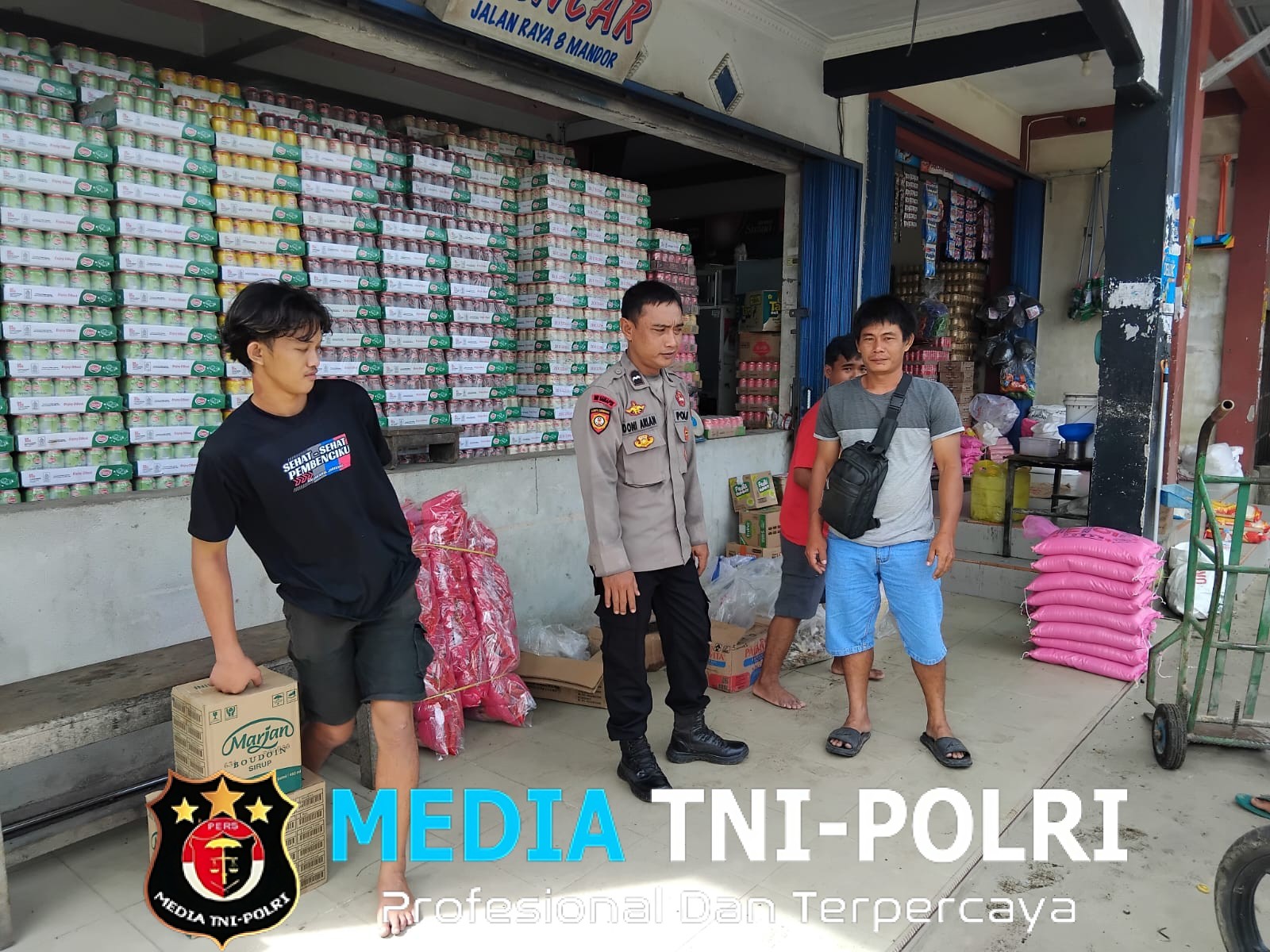 Jaga Lingkungan Tetap Kondusif, Patroli Siang Polsek Mandor Sambangi Warga