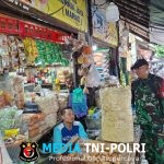 Jelang Nataru Babinsa Danukusuman Cek Harga Sembako Pasar Tradisional