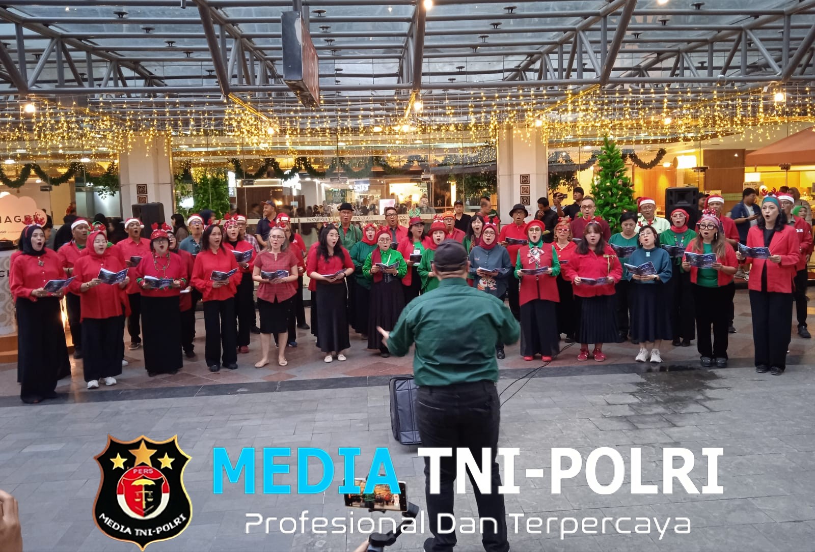 Alumni Angkatan 80-an Unjuk Harmoni, Swara Jakarta 80 Hibur Pengunjung Pasaraya Blok M