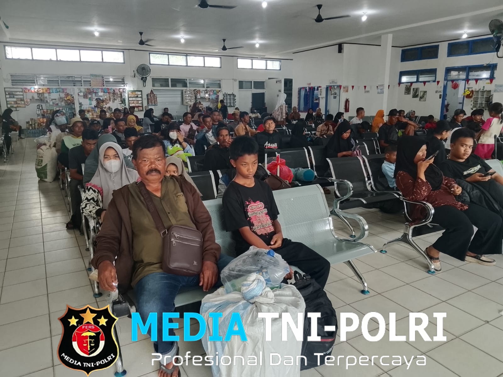 Menyambut Hari Natal dan Tahun Baru (NATARU) 2025/2026 Penumpang KM Lawit Tujuan Pelabuhan Tanjung Mas Semarang Membeludak