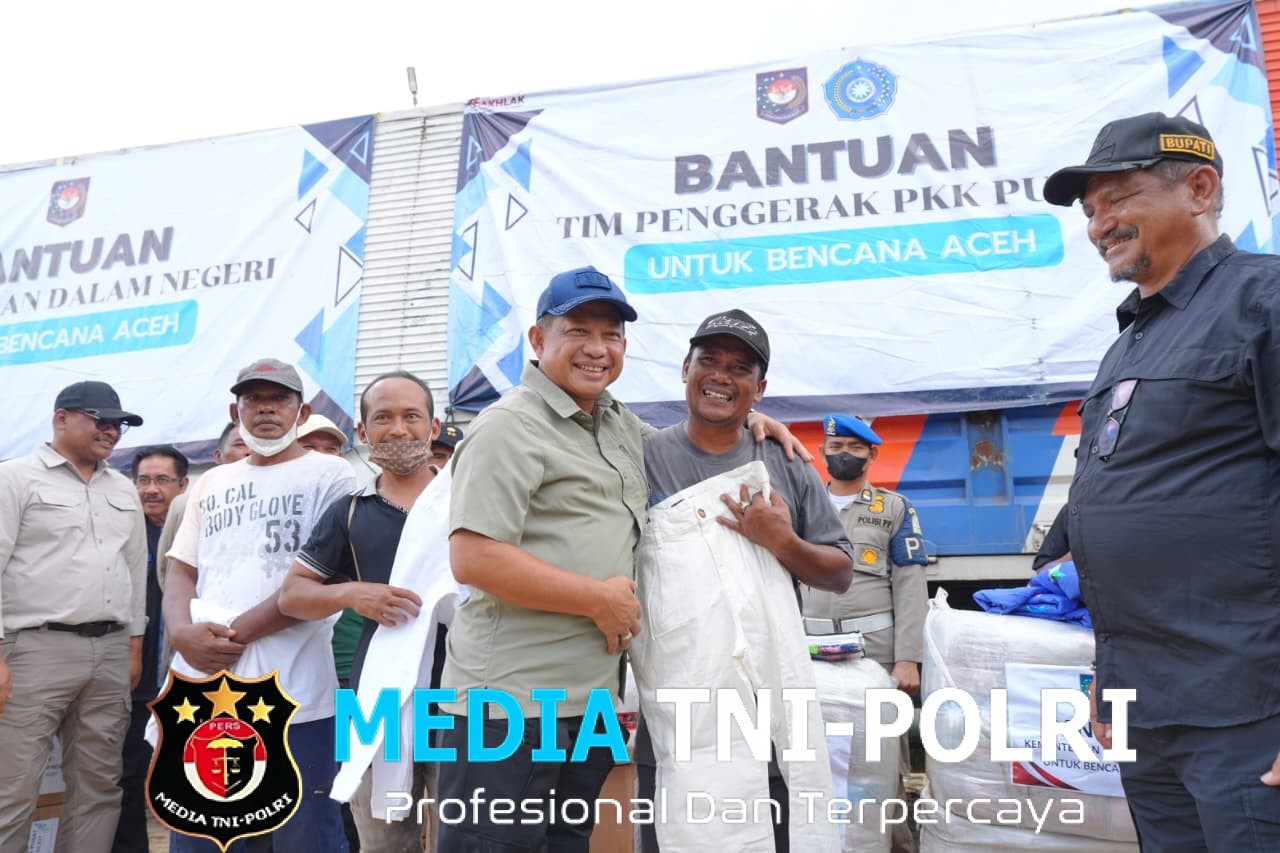 Kunjungi Aceh Tamiang, Mendagri Tito Serahkan Bantuan untuk Masyarakat Terdampak Bencana