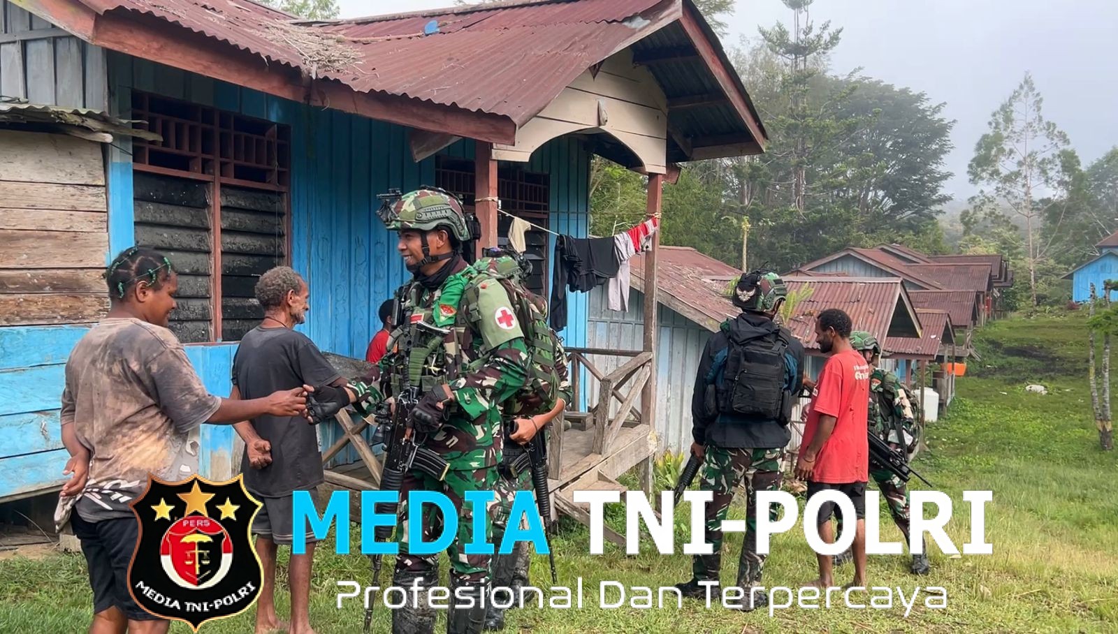 Tim Kesehatan Pos Kotis Satgas Yonif 751/VJS Gelar Patroli Kesehatan ke Kampung Aldom Tempuh 2 Jam Jalan Kaki Layani Pengobatan Warga