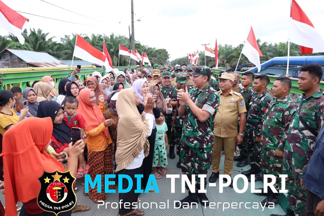 Panglima Kodam I/Bukit Barisan Berserta Rombongan Tinjau Jembatan Super Compact 200 Tipe 1-1 yang Selesai Dibangun oleh Yonzipur 11/DW dan PU