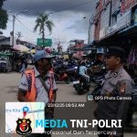 Polsek Ngabang Berikan Pesan Kamtibmas Kepada Juru Parkir Saat Melaksanakan Patroli di Pusat Perbelanjaan