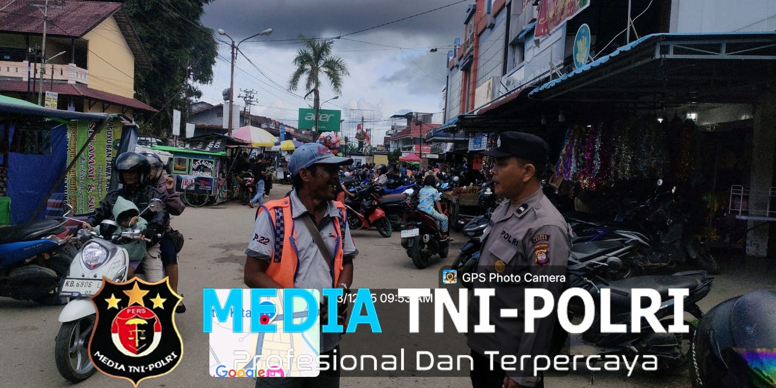 Polsek Ngabang Berikan Pesan Kamtibmas Kepada Juru Parkir Saat Melaksanakan Patroli di Pusat Perbelanjaan