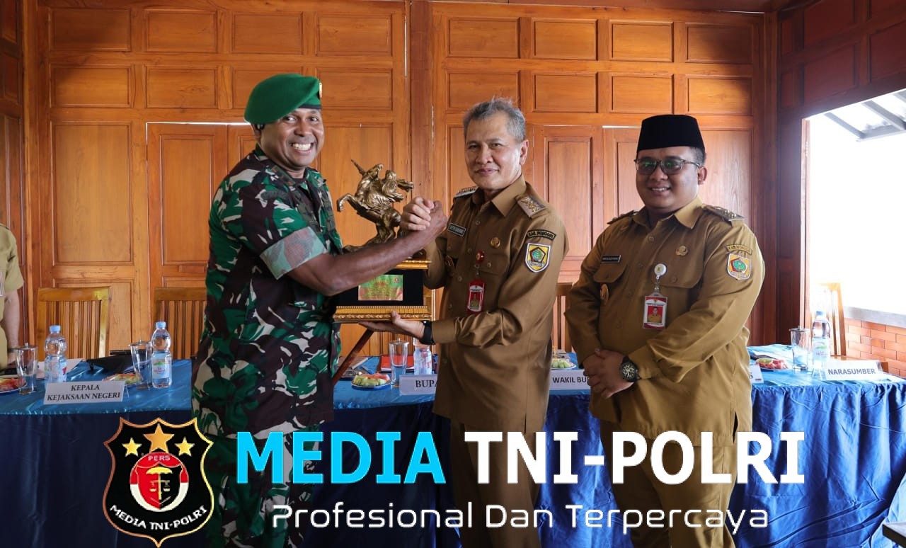 Bentuk Rasa Bangga, Dandim Serahkan Penghargaan Kepada Bupati Wonogiri