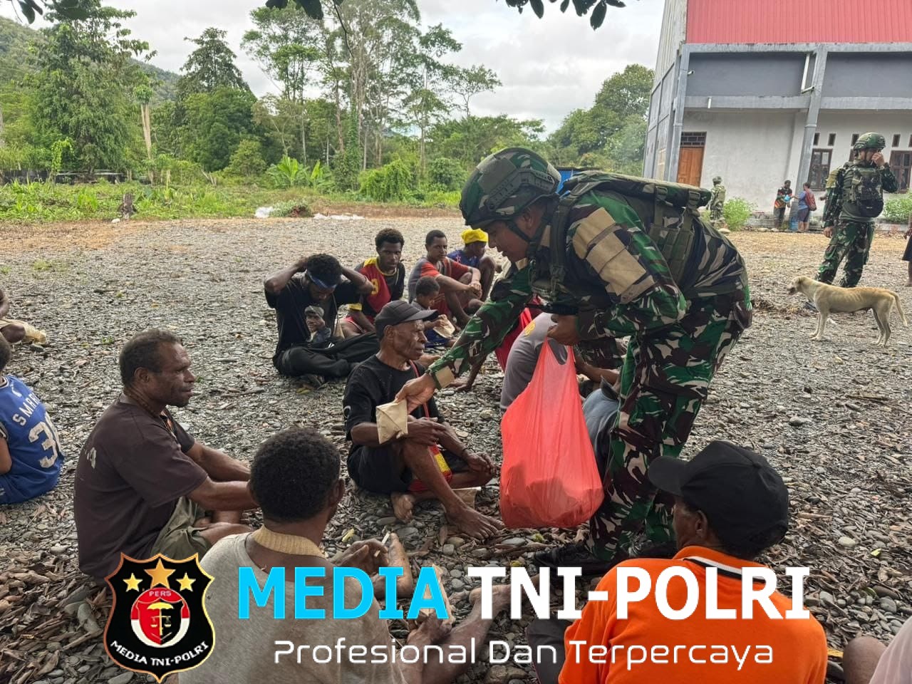 Karya Bhakti Satgas Yonif 521 DY di Gereja GKI Yoska Yudea Distrik Benawa