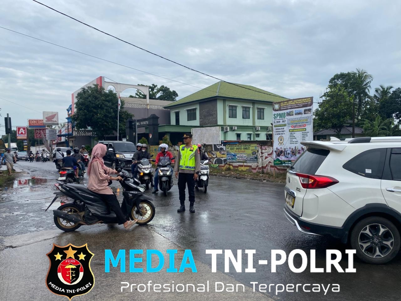 Pagi Hari Ramai Aktivitas, Polsek Setu Turun Langsung ke Jalan Atur Lalu Lintas