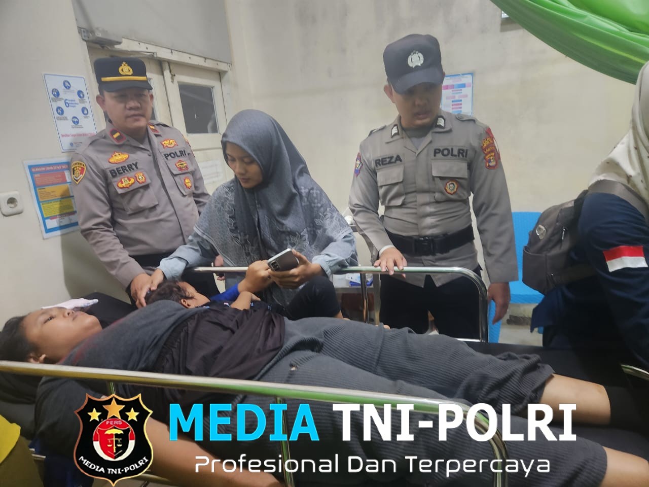 Pospam Simpang Pugung Polres Lampung Timur Tanggap Bantu Korban Laka Lantas di Sekampung Udik