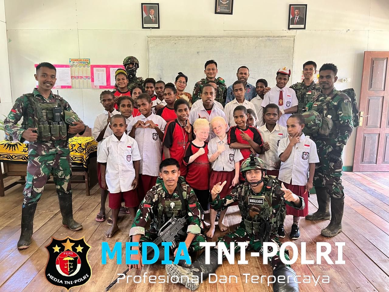 Pos Selal Satgas Yonif 751/VJS Bagikan Alat Tulis di SD Katuabip Kalomdol Dukung Belajar, Ajarkan Berhitung & Tanamkan Cinta Tanah Air