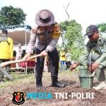 Perkuat Mitigasi Bencana, Polres Malang Gandeng Perhutani Tanam Ribuan Pohon di Donomulyo