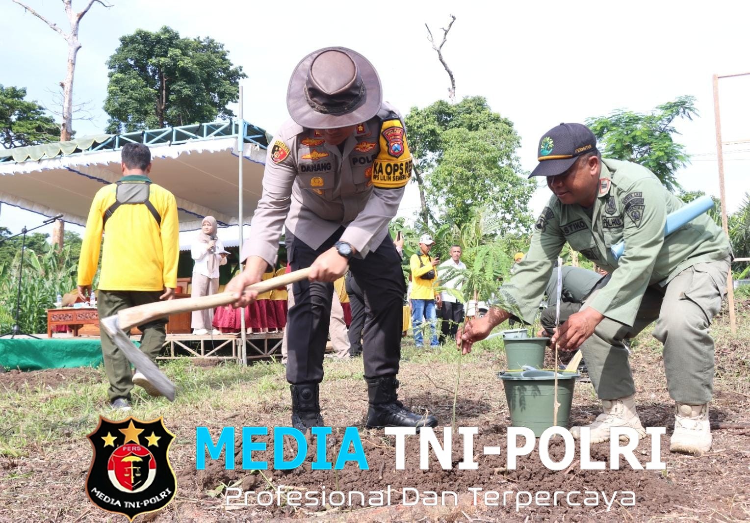 Perkuat Mitigasi Bencana, Polres Malang Gandeng Perhutani Tanam Ribuan Pohon di Donomulyo