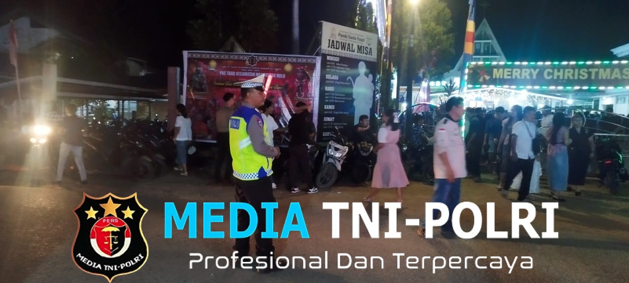Personel Polsek Mempawah Hulu Laksanakan Pengamanan Ibadah Malam Natal Tahun 2025 di Paroki Santo Yusuf Karangan