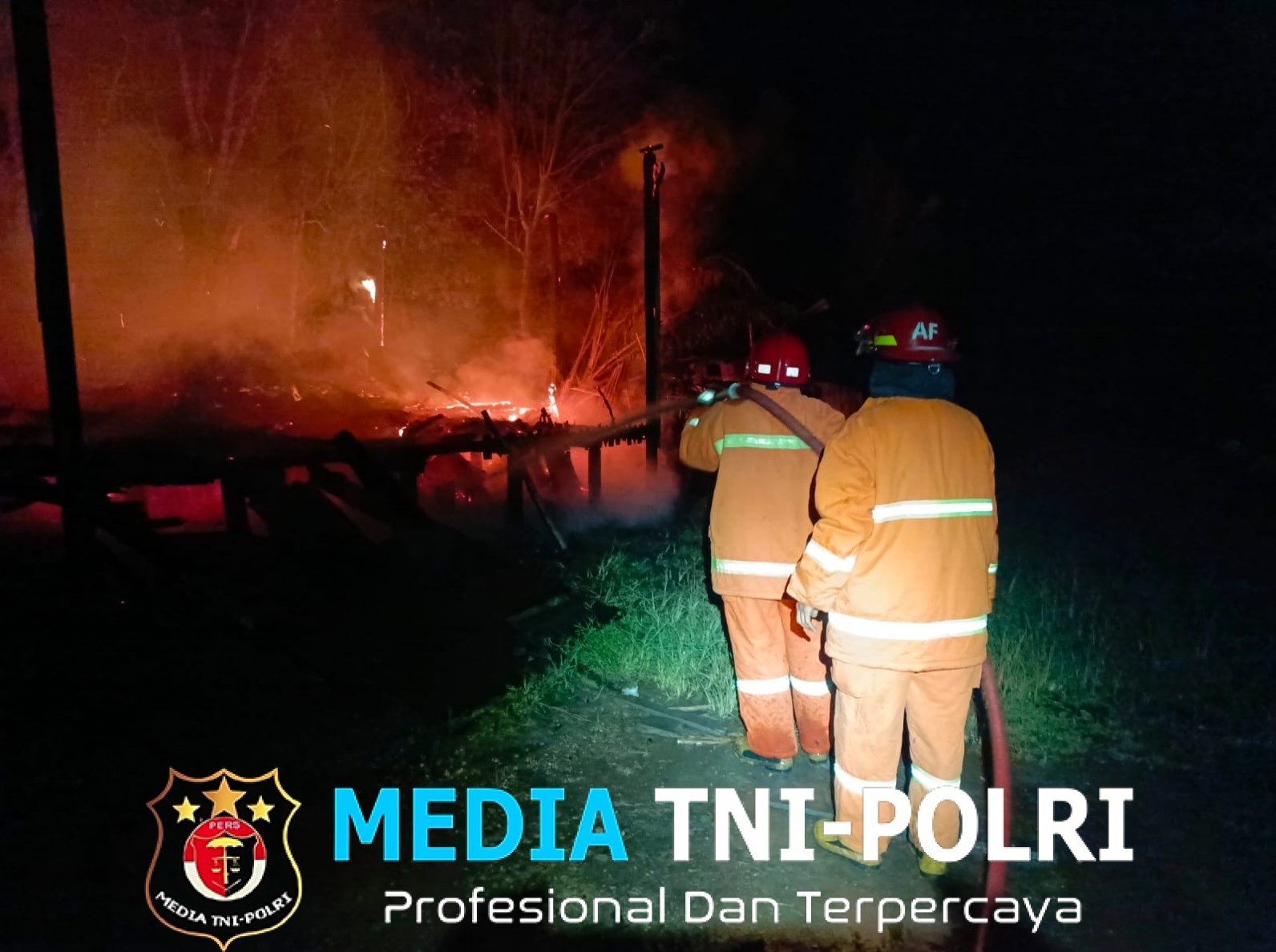 Satu Bangunan Kayu Terbakar di Jalan HM Arsyad Sampit, Damkarmat Kotim Berhasil Jinakkan Api