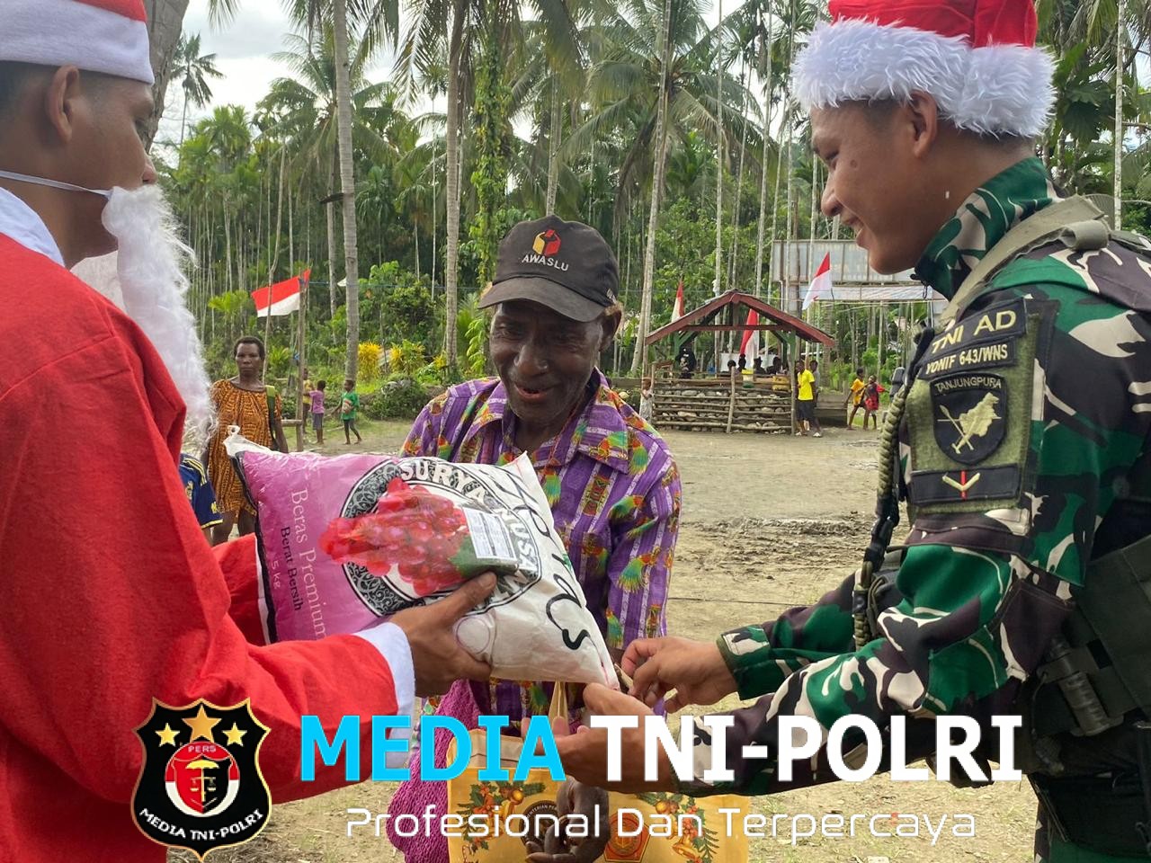 Meriahkan Natal, Satgas Pamtas RI-PNG Statis Yonif 643/Wns Turut Berikan Bingkisan untuk Masyarakat