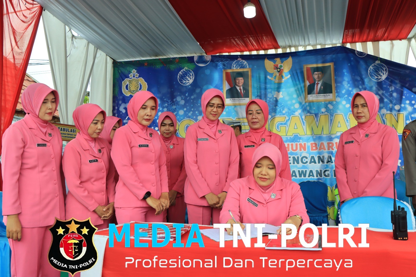 Kunjungi Pospam Islamic center dan Pulung Kencana Ops Lilin Krakatau 2025, Kapolres Bersama Ibu Ketua Bhayangkari Cabang Tubaba Berikan Bingkisan Kepada Petugas