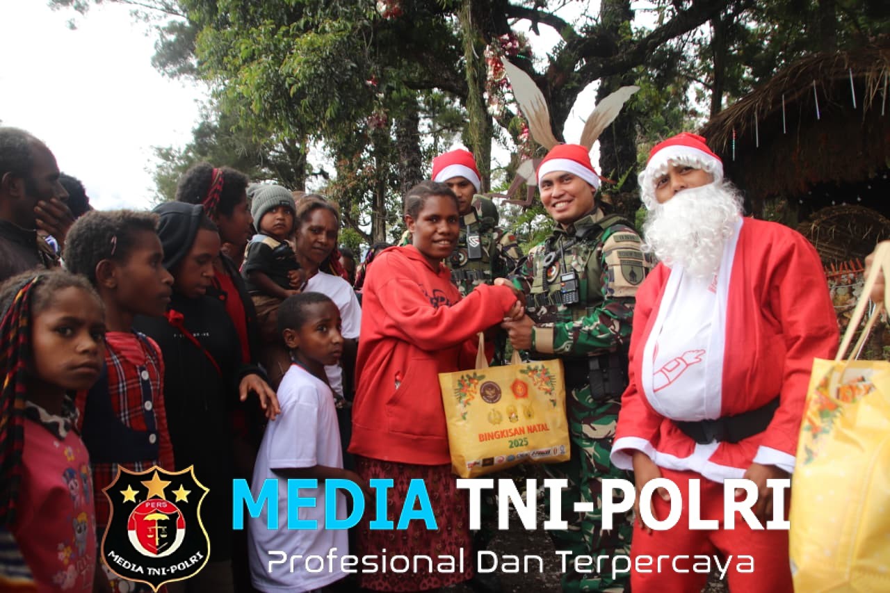 Negara Hadir Sambut Natal dan Tahun Baru Satgas Yonif 521/DY Salurkan Delapan Ratus Paket Sembako ke Jemaat Gereja di Papua