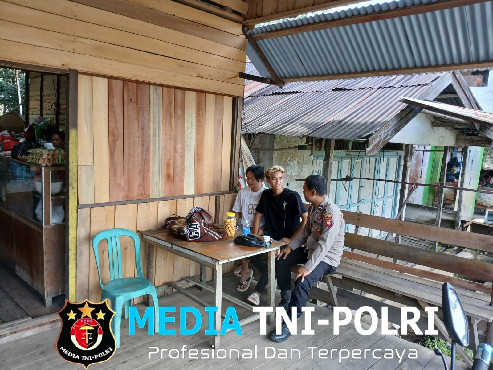 Patroli Siang, Personel Polsek Mandor Berikan Himbauan Kamtibmas kepada Masyarakat