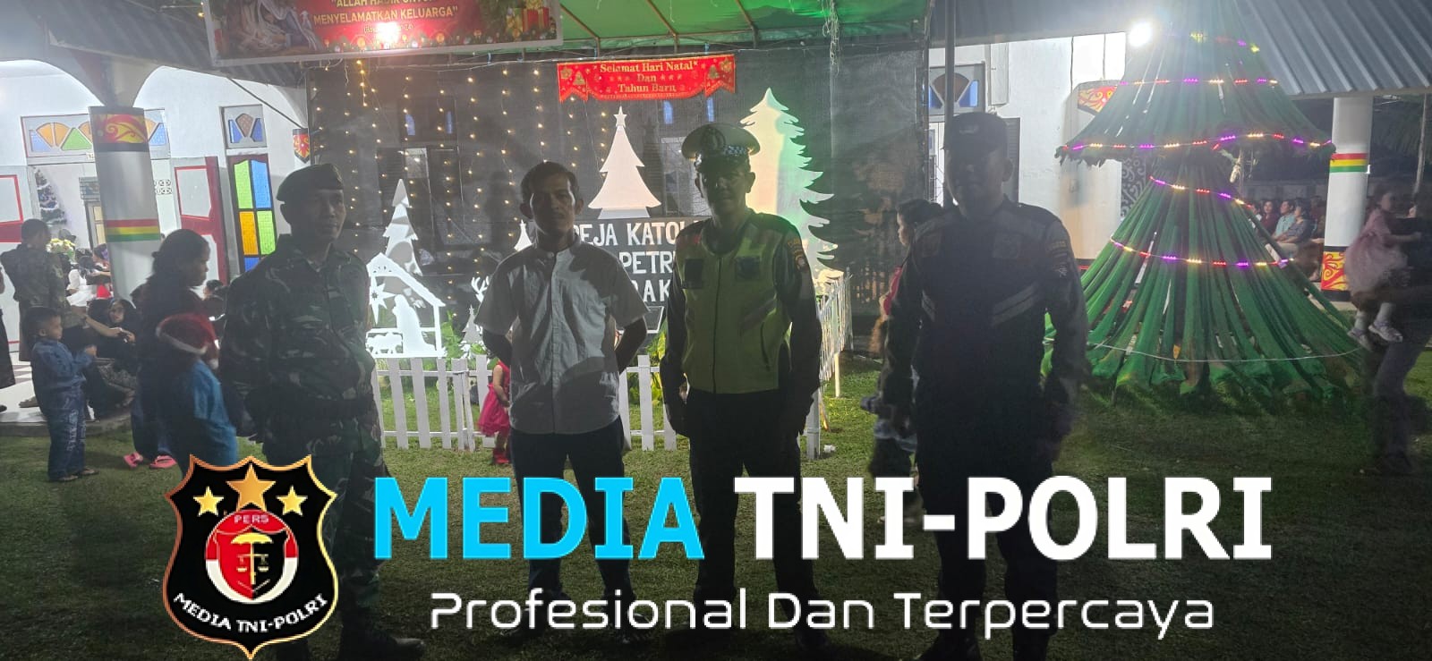 Polsek Mandor Dan Anggota Koramil Mandor Serta Pemuda Gereja Amankan Ibadah Malam Natal Di Gereja