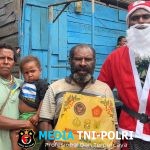 Satgas Yonif 751/VJS Bagikan Bingkisan Natal Door to Door di Oksibil Hadirkan Sukacita Lewat “Kereta Santa” dan Sembako Keluarga