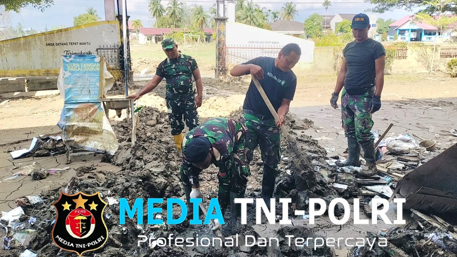 Personel Koramil 06/Samudera Gotong Royong Bersihkan SDN 5 Samudera Pascabanjir