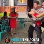 Sigap dan Humanis, Personel Polres Landak Tolong Jemaat Pingsan Saat Ibadah Natal