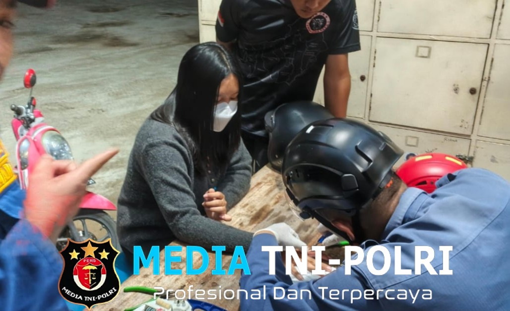 Petugas Damkar Lepaskan Cincin Emas yang Menjepit Jari Remaja di Sampit