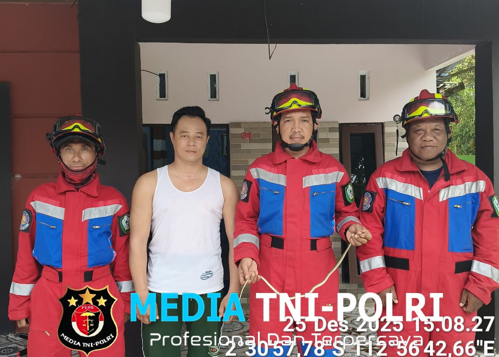 Damkar Kotim Evakuasi Ular Picis di Rumah Warga Baamang Tengah