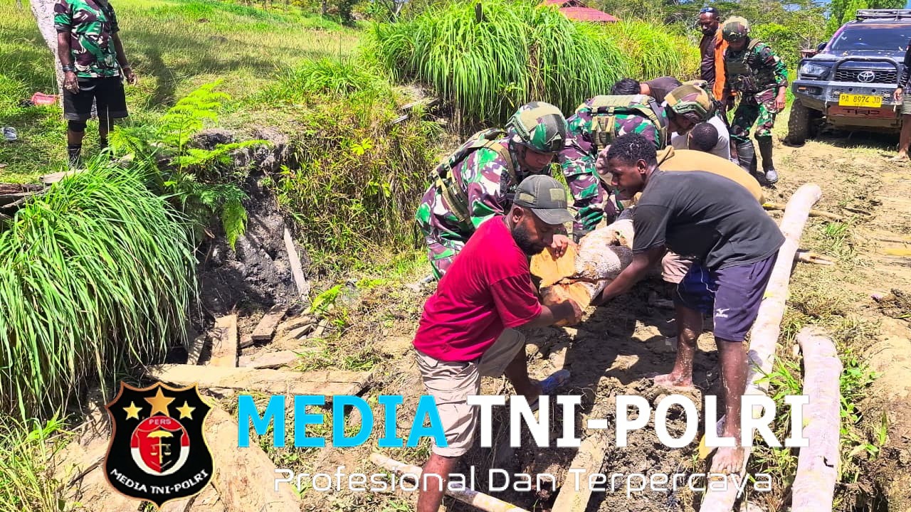 Perbaikan Jembatan Rusak Satgas Yonif 521/DY Gotong Royong Bersama Warga di Pedalaman Papua