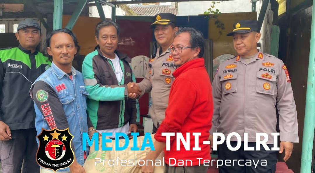 Wujud Kepedulian Polri, Polsek Babelan Bantu Pembangunan Pos Ojol PUMA