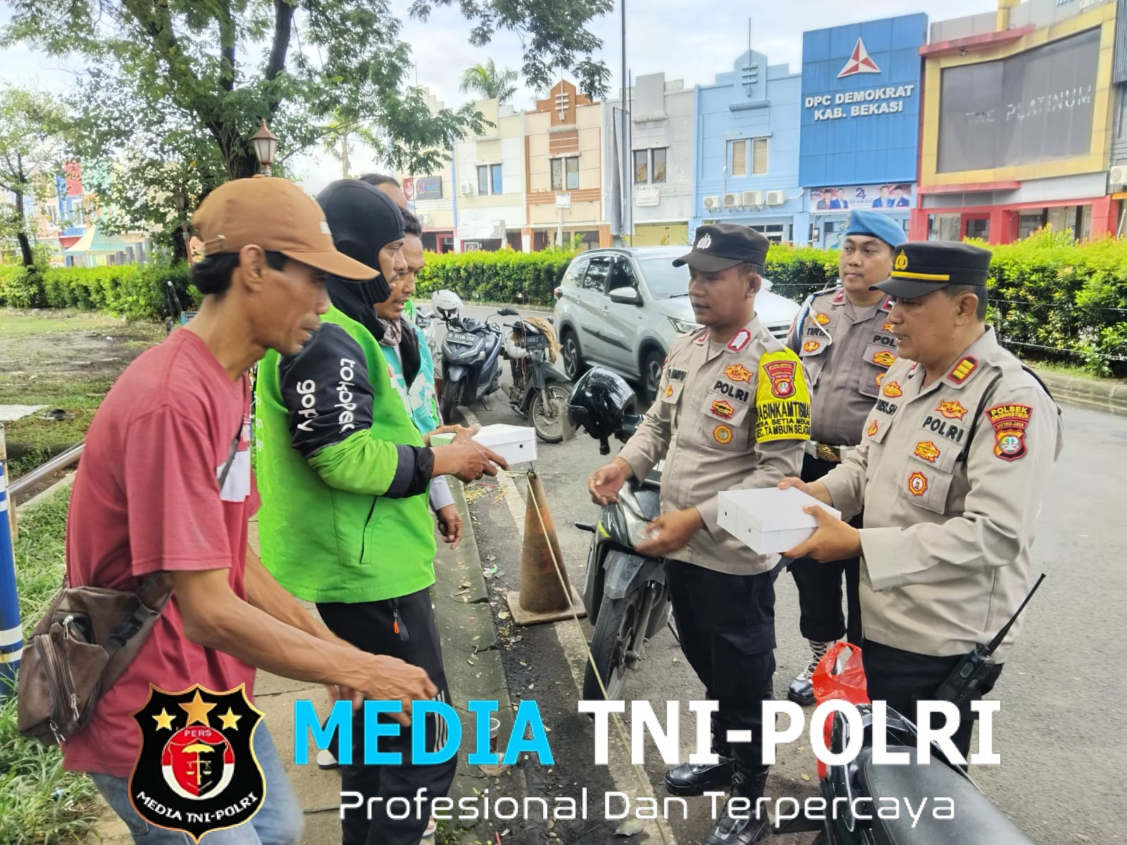 Polsek Tambun Selatan Bagikan Baksos Jumat Berkah ke 30 Pengemudi Ojol di Dua Titik Wilayah