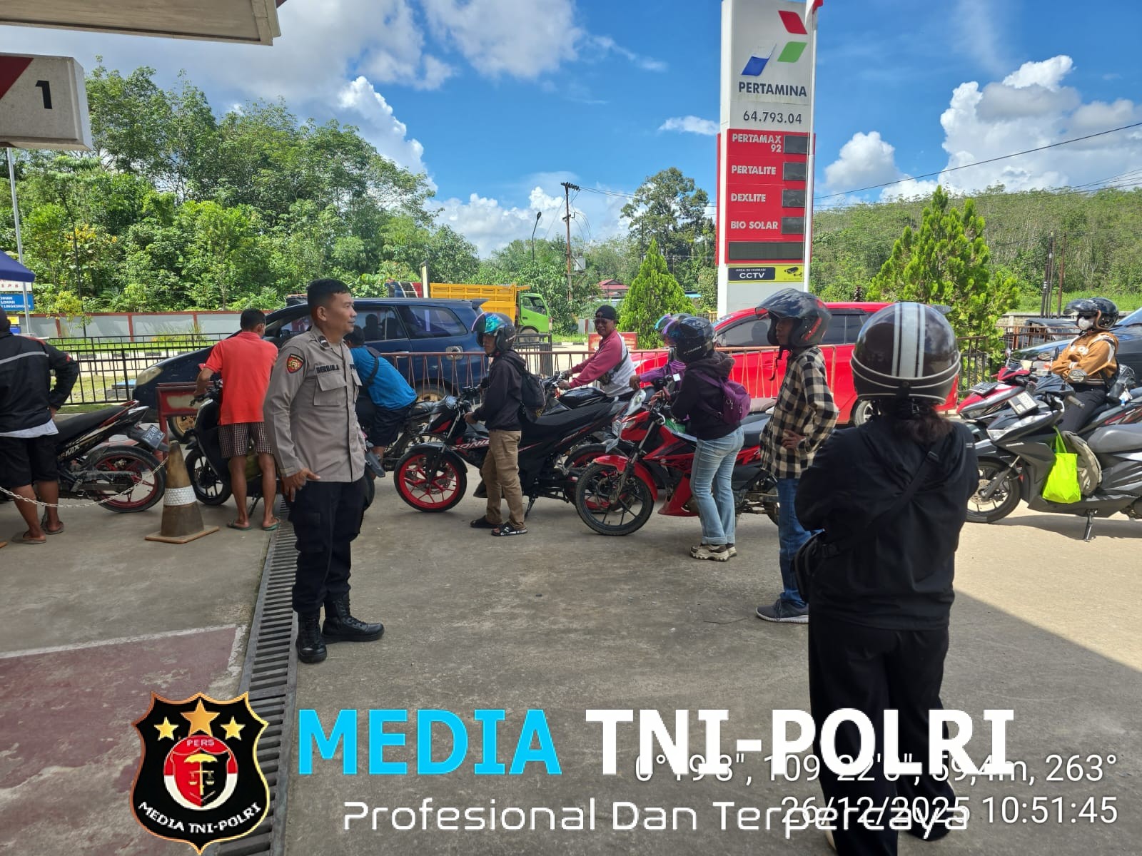 Suasana Natal, Polisi Turun ke SPBU Temui Warga dan Beri Himbauan