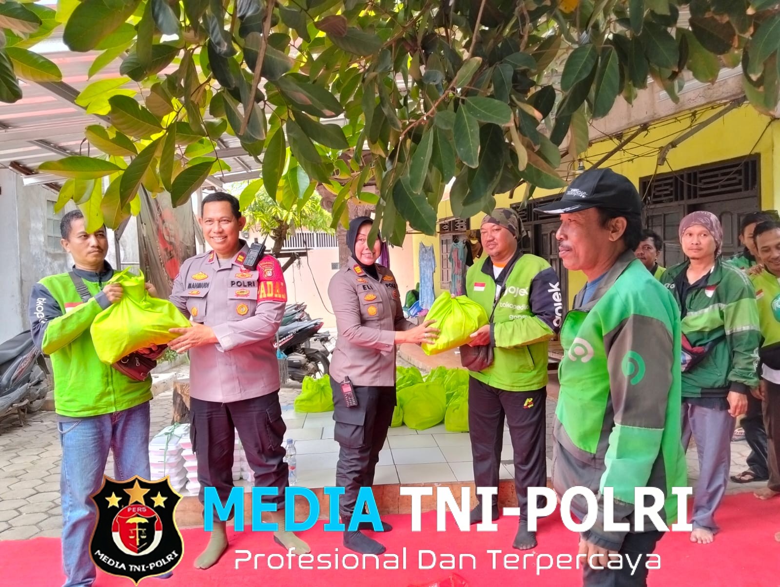 Polsek Cikarang Barat Gelar Jum’at Berkah, Bagikan Bantuan kepada 20 Driver Ojol