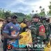 Pos Iwur Satgas Yonif 751/VJS Bagikan Bingkisan Natal untuk Warga Sembako, Snack, hingga Boneka untuk Anak-Anak