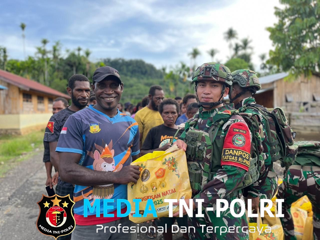 Pos Iwur Satgas Yonif 751/VJS Bagikan Bingkisan Natal untuk Warga Sembako, Snack, hingga Boneka untuk Anak-Anak