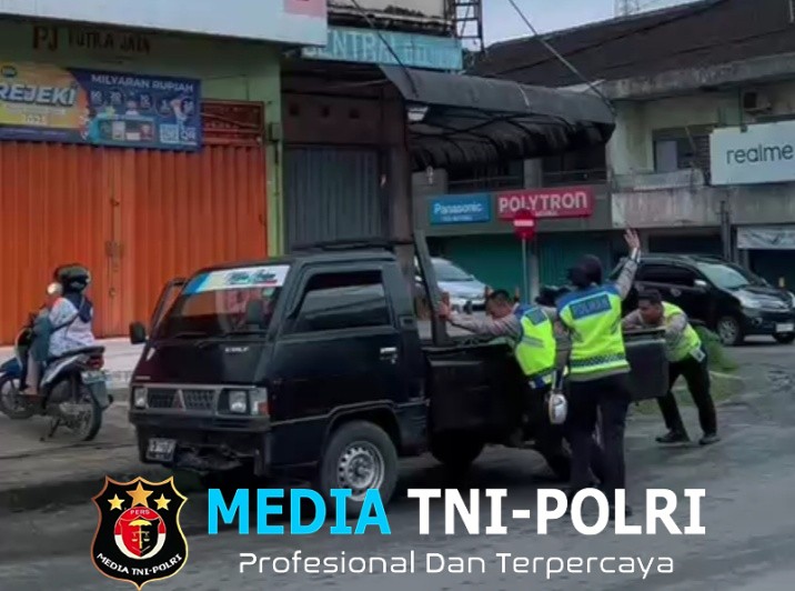 Kehabisan BBM, Mobil Pikap Mogok di Jalinsum Pringsewu, Polisi Sigap Evakuasi
