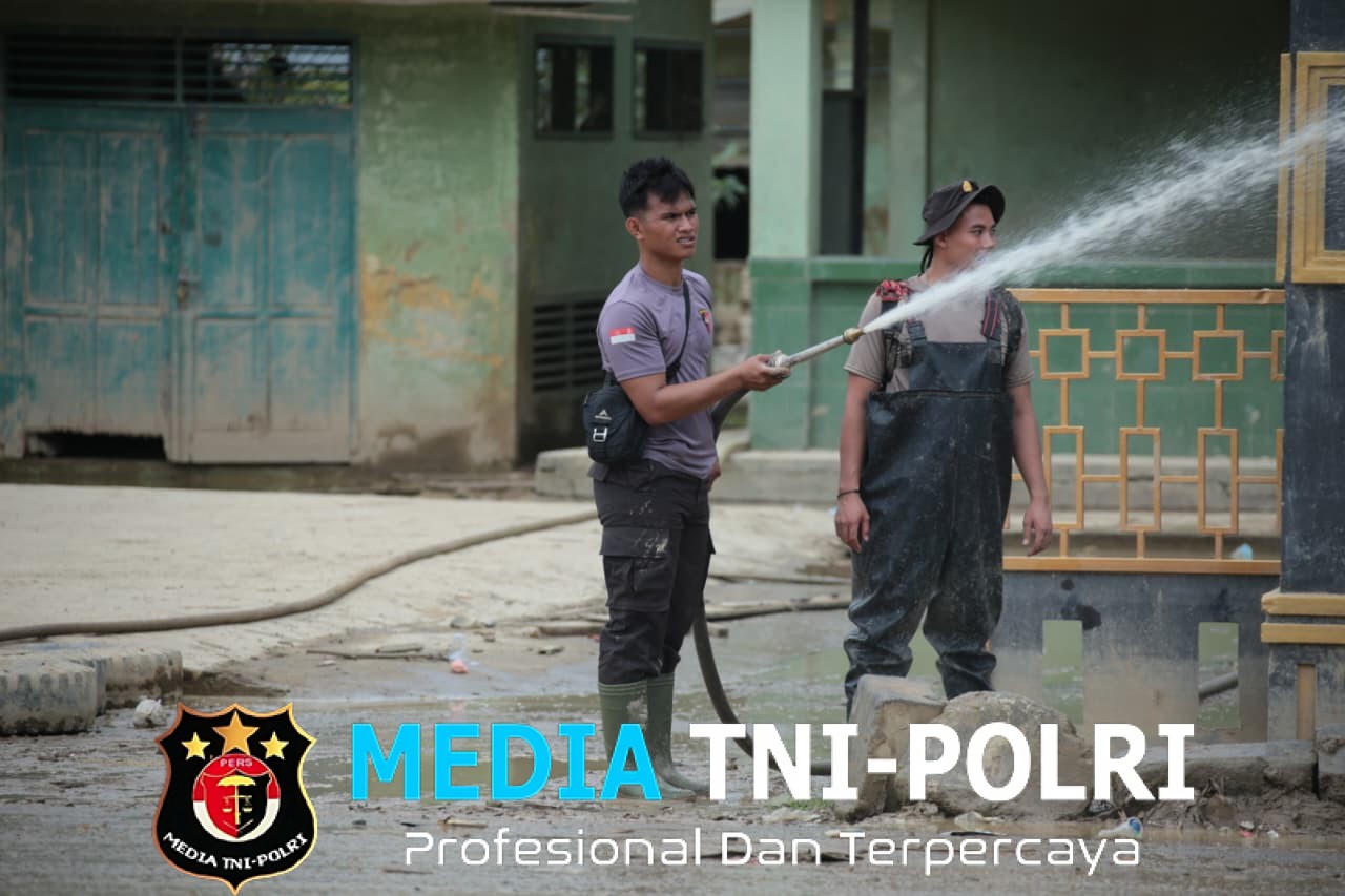 Wujud Soliditas TNI-Polri, Brimob Gotong Royong Atasi Sisa Banjir di Mako Yonif 111 Aceh Tamiang